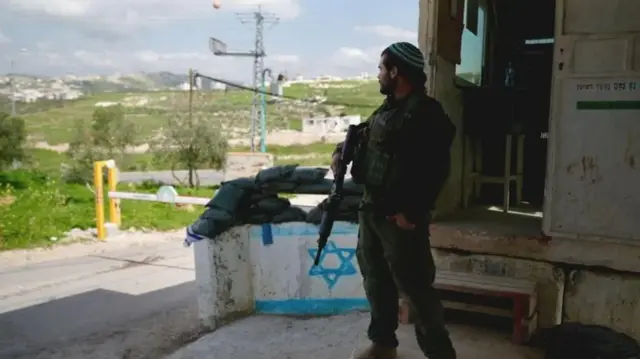 Baadhi ya makazi haramu yameanzisha vituo vyao vya ukaguzi