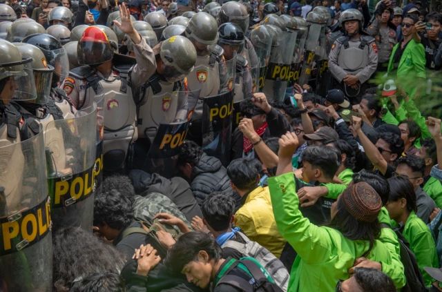 Personel kepolisian membuat pagar barisan saat aksi menolak pengesahan Revisi UU Pilkada di Kota Semarang, Jawa Tengah, Kamis (22/8/2024).