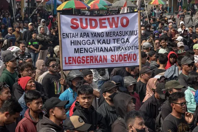 Dalam unjuk rasa yang dihadiri sekitar 100 ribu warga itu menuntut Bupati Pati Sudewo agar mundur dari jabatannya karena dinilai arogan dan sejumlah kebijakannya tidak pro ke masyarakat.