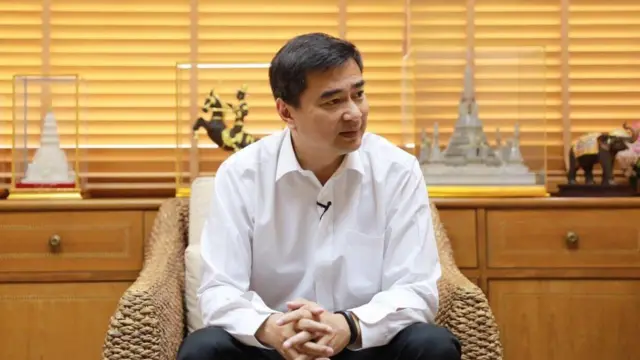 นายอภิสิทธิ์ เวชชาชีวะ