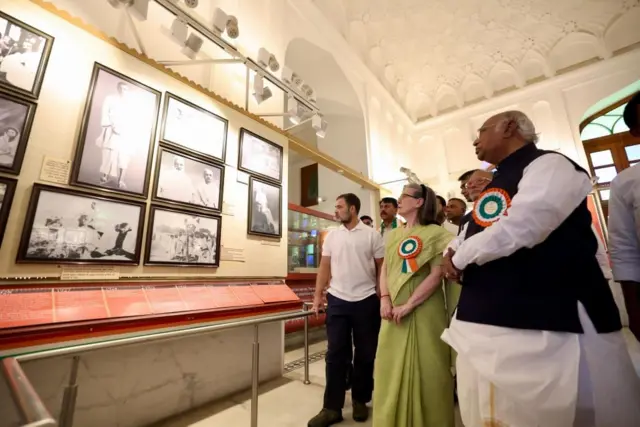 કૉંગ્રેસનું અમદાવાદમાં શાહીબાગ અધિવેશન, 64 વર્ષ બાદ ગુજરાતમાં અધિવેશન, કૉંગ્રેસ વર્કિંગ કમિટી સીડબલ્યૂસીની બેઠક, ઑલ ઇન્ડિયા કૉંગ્રેસ કમિટી એઆઈસીસીની બેઠક, મલ્લિકાર્જુન ખડગે, સોનિયા ગાંધી, રાહુલ ગાંધી, પ્રિયંકા ગાંધી વાડ્રા, બીબીસી ગુજરાતી 