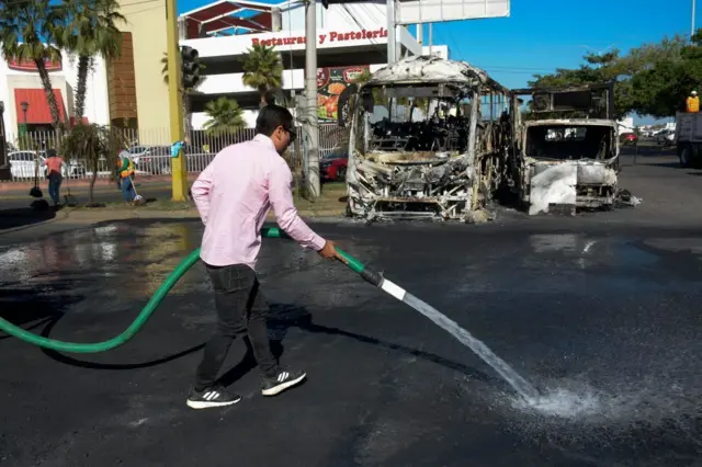 Autobuses y camiones quemados en Culiacán