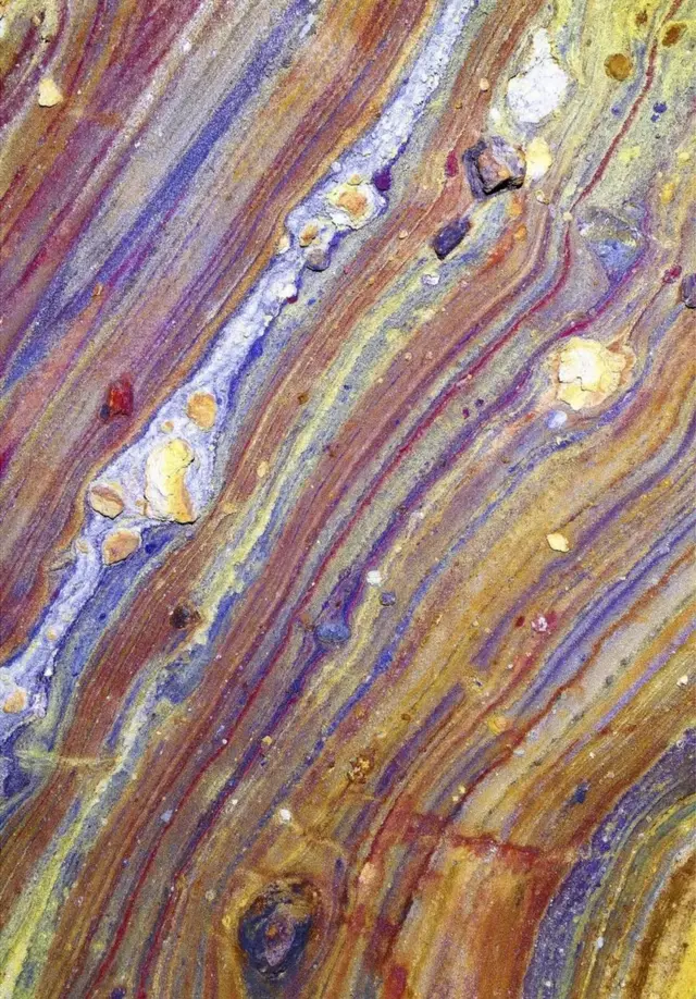 હોર્મુઝ દ્વીપ પરની ગુફાઓની રંગબેરંગી દીવાલો