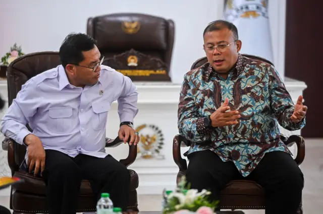 Wakil Ketua DPR RI Cucun Ahmad Syamsurijal (kanan) bersama Wakil Kepala Badan Gizi Nasional (BGN) Sony Sanjaya (kiri) memberikan keterangan pers terkait Makan Bergizi Gratis (MBG) di Kompleks Parlemen, Senayan, Jakarta, Senin (17/11). 