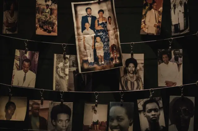 Amafoto y'abishwe muri jenoside yabaye mu Rwanda mu 1994 ari mu rwibutso rwa jenoside rwa Kigali, amanitse ku rukuta