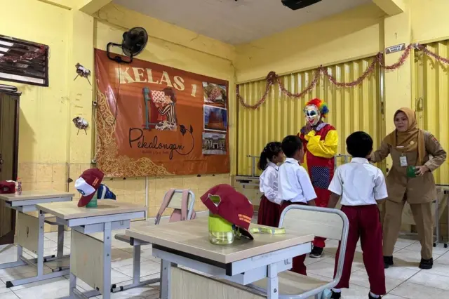 Hari pertama Masa Pengenalan Lingkungan Sekolah (MPLS) di SD Negeri Purwoyoso 01 Semarang, Jawa Tengah, Senin (13/07).