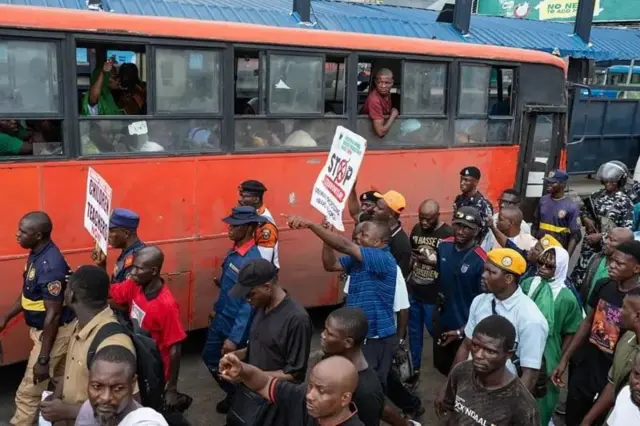 Waandamanaji wakisherehekea kurejea kwa demokrasia nchini Nigeria