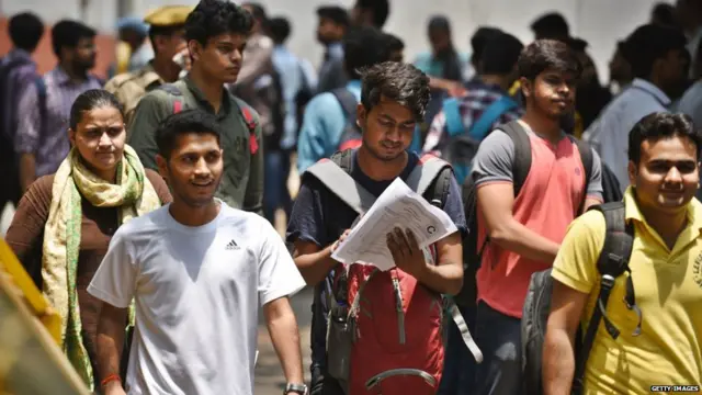 ਸਰਕਾਰੀ ਨੌਕਰੀ ਲਈ ਇਮਤਾਹਿਨ ਦੇਣ ਆਉਂਦੇ ਨੌਜਵਾਨ