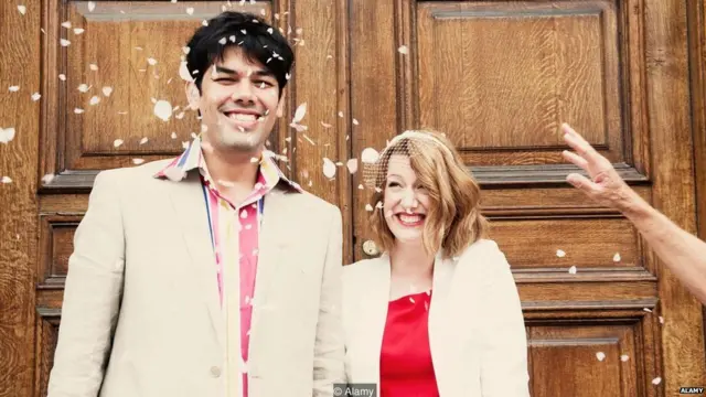 लग्नाच्या बेडीत अडकताना