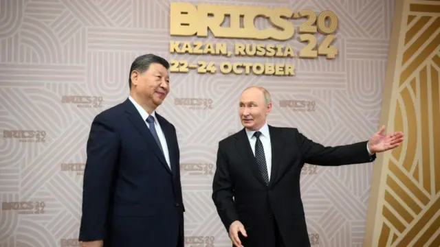 Presiden Rusia Vladimir Putin dan Presiden China Xi Jinping pada upacara penyambutan di KTT BRICS ke-16 di Kazan, Rusia, 22 Oktober 2024