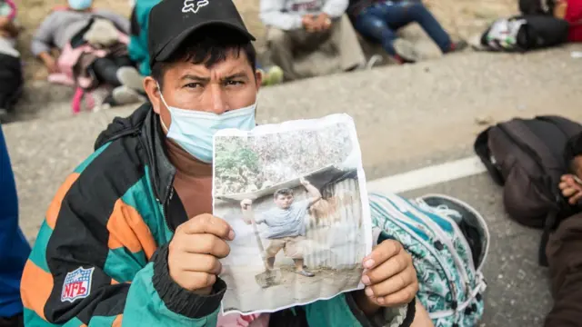 Wilmer, um hondurenho da caravanaapostaaposta em roletaroletamigrantes que atravessa a Guatemala, mostra uma fotoapostaaposta em roletaroletasua casa destruída pela tempestade Eta, motivo pelo qual decidiu ir para os EUA