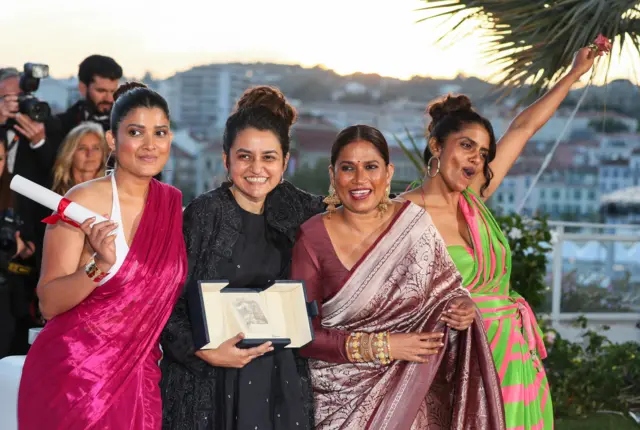 ਪੁਰਿਸਕਾਰ ਹਾਸਲ ਕਰਨ ਤੋਂ ਬਾਅਦ (ਖੱਬਿਓਂ ਸੱਜੇ) ਦਿਵਿਆ ਪ੍ਰਭਾ (ਅਨੂ), ਪਾਇਲ ਕਪਾੜੀਆ, ਛਾਯਾ ਕਦਮ (ਪਾਰਵਤੀ) ਅਤੇ ਕਾਨੀ ਕੁਸਰੁਤੀ (ਪ੍ਰਭਾ) ਫੋਟੋ ਖਿਚਵਾਉਂਦੀਆਂ ਹੋਈਆਂ