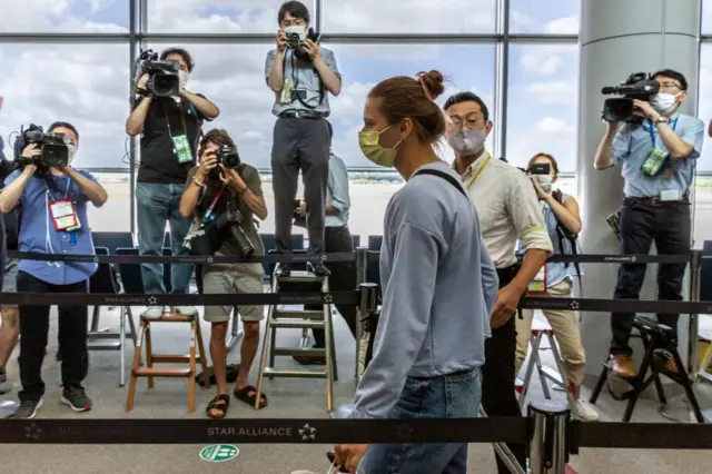 Кристина Тимановская в аэропорту Токио