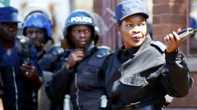Saraakiisha ciidanka ayaa weli ku sugan jidadka Harare