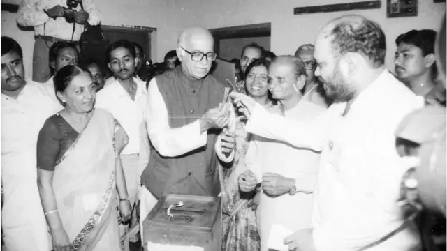 1996માં અમદાવાદ ખાતે ભાજપના કાર્યાલયમાં અમિત શાહ અને લાલકૃષ્ણ અડવાણી