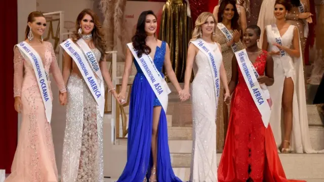 خمس من المشاركات في المسابقة فزن بالقاب ملكات جمال القارات وهن من اليسار ملكة جمال الاوقيانوس غوينيفير دافربون وتم اختيارها ملكة جمال المحيط الهادئ، ثم ملكة جمال أكوادور إيفانا آبد وتم اختيارها ملكة جمال أمريكا، ثم ملكة جمال هونغ كونغ كيلي يووك لام تشان وحلت كملكة جمال آسيا، ثم ملكة جمال هولندا ميليسا شربن التي فازت بلقب ملكة جمال أوروبا ثم ملكة جمال سيراليون ماسيراي زيلدا التي فازت بلقب ملكة جمال أفريقيا.