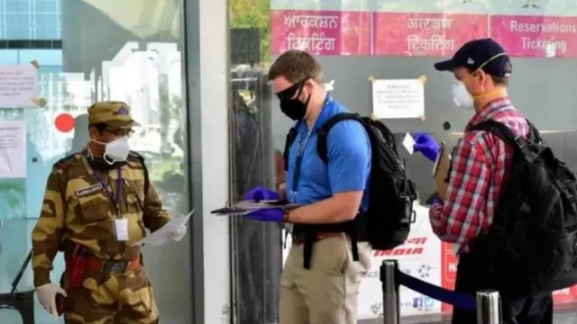 ભારતીય હવાઈમથકે ઇ-પાસપૉર્ટ બતાવી રહેલ વિદેશી પર્યટક