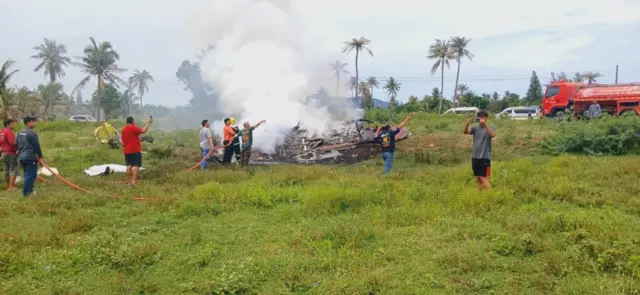 ရဟတ်ယာဥ်ပျက်ကျလို့ မီးတွေလောင်တာကြောင့် မီးဝိုင်းငြှိမ်းကြရပါတယ်