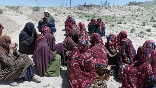 అంత్యక్రియలకు హాజరైన మహిళల ఫోటో 