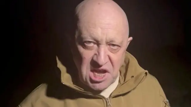 Homem idoso russo careca com um fundo escuro