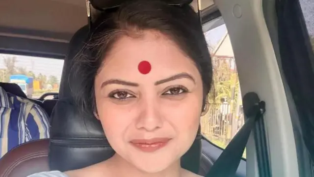 Caption- बंगाली भाषेतील चित्रपटांमधील अभिनय आणि गायनामुळे राजकारणात येण्यापूर्वीच त्या पश्चिम बंगालमध्ये लोकप्रिय होत्या.