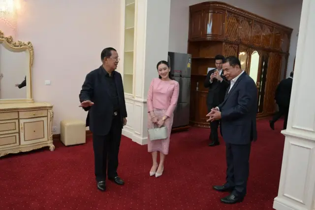 Trong bài đăng trên Facebook ngày 20/6, ông Hun Sen cũng nói thêm rằng quan hệ thân cận hơn 30 năm nay giữa hai gia đình nay bị phá vỡ. Ông Hun Sen đăng ảnh bà Paetongtarn được dẫn đi xem hai phòng trong dinh thự của ông, được đặt tên là Thaksin và Yingluck, cha và cô ruột của bà Paetongtarn Shinawatra từng nghỉ lại khi họ đến thăm