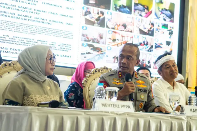 Kapolda Jawa Barat Irjen Pol Rudi Setiawan (tengah) bersama Menteri Pemberdayaan Perempuan dan Perlindungan Anak (PPPA) Arifatul Choiri Fauzi (kiri) dan Gubernur Jawa Barat Dedi Mulyadi (kanan) menyampaikan keterangan pers saat pengungkapan kasus penyekapan dan penganiayaan berat di Mapolda Jabar, Bandung, Jawa Barat, Jumat (26/06).