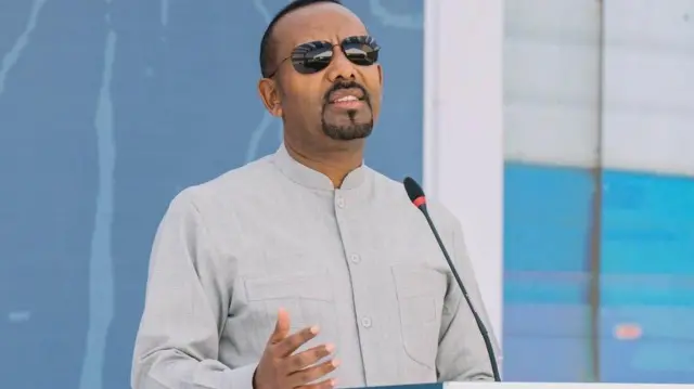 ኣቢይ ኣሕመድ ኣብ ቅድሚ ማይክሮፎን እናተዛረበ