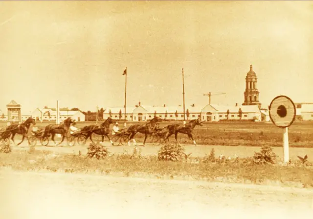 Здесь, на поле Печерского ипподрома, 1 мая 1917 года устроили многотысячный митинг демонстранты Печерска