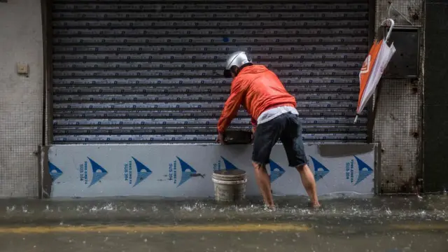 有澳門店鋪負責人在閘門安裝水閘，防止水湧進店內。