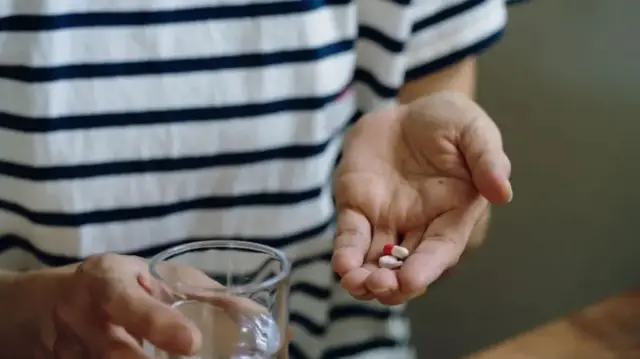 Une personne prenant ses médicaments