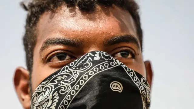 Joven con media cara tapada en Sudán