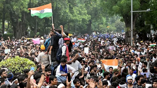 শিক্ষামন্ত্রীর ইস্তফা চেয়ে রাস্তায় মানুষের ঢল