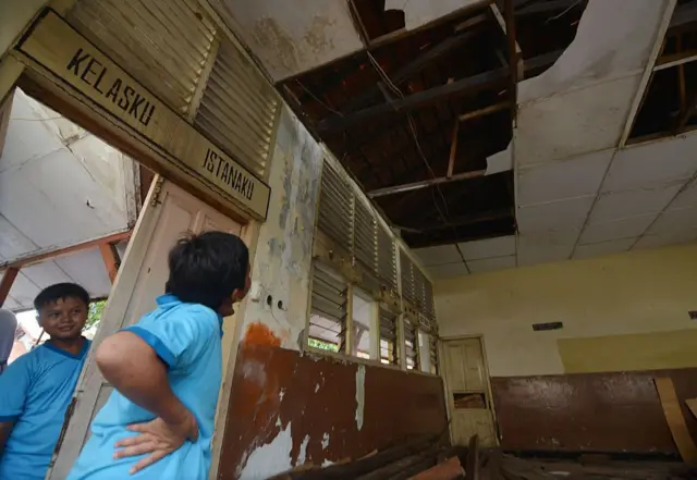 JAKARTA, INDONESIA, 04 MARET: Murid-murid melihat ruang kelas SD negeri yang rusak dan ambruk di Duren Sawit, Jakarta, 4 Maret 2016. Minimnya perhatian pemerintah pusat untuk memperbaiki dua ruang kelas yang ambruk sejak tiga tahun lalu, membuat para siswa terpaksa belajar di laboratorium dan ruang guru.