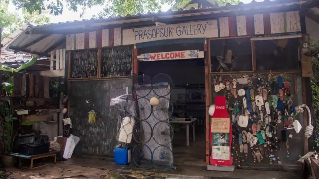 สตูดิโอศิลปะของอาจารย์ป้อม ใกล้หาดราไวย์ สื่อถึงลักษณะงานของเธอได้เป็นอย่างดี