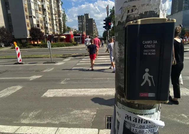 Na prometnoj novosadskoj ulici taster za slepe i slabovide ima natpis „Samo za slepe"