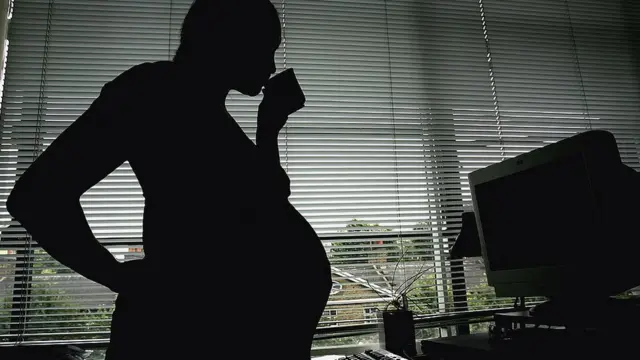 மகப்பேறு காலத்தில் வேலை செய்யும் பெண் (கோப்புப்படம்)