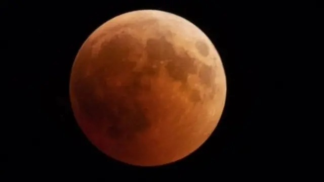 તુર્કીના ચનાકલેમાં ચંદ્રગ્રહણની તસવીર. ચંદ્ર એકદમ લાલ થઈ ગયો હતો.