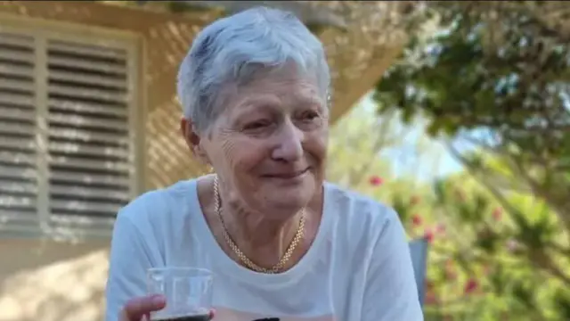 Yafa Adar nwere ụmụ atọ, ụmụ ụmụ asatọ na ụmụ ụmụ ụmụ asaa.