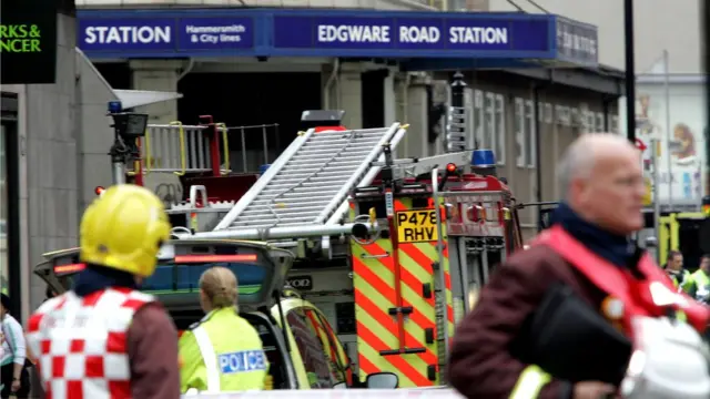 Спасательные службы у станции метро в Лондоне
