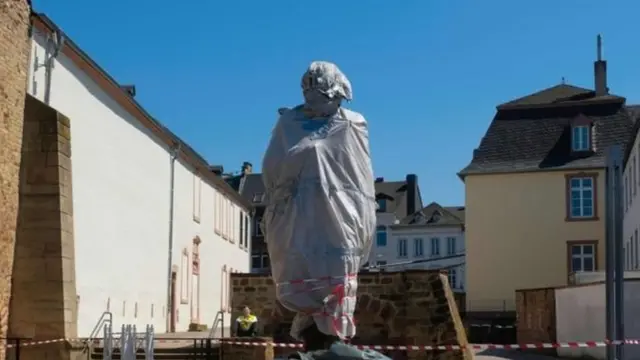 মার্ক্সের জন্ম শহর জার্মানির ট্রিয়ারে এই ভাস্কর্যটি উন্মোচন হবার কথা