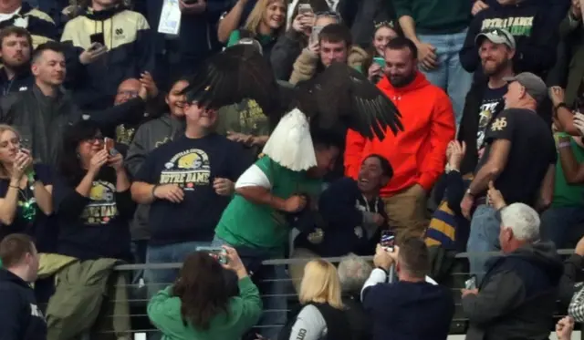 فرود عقاب در میان هواداران تیم نوتردام