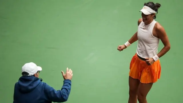 சீனா - டியான்ஜின் ஓபன் போட்டியில் வென்றதும் தன் தந்தையிடம் மகிழ்ச்சியை பகிர்ந்துக் கொள்ள சென்ற கரோலினா