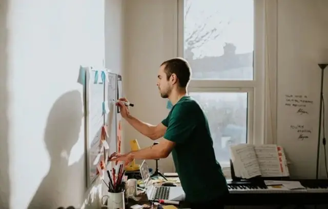 Un homme écrivant au tableau