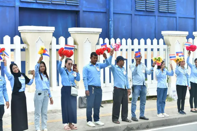 ชาวกัมพูชารอต้อนรับคณะของนายกฯ ไทย