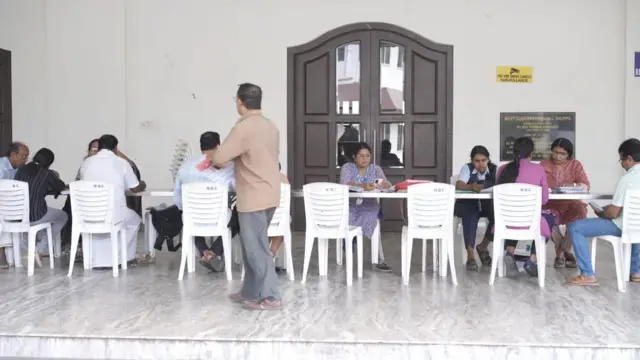 एक चर्च में बैठे बीएलओ