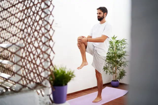 બીબીસી ગુજરાતી આરોગ્ય પગ સંતુલન મગજ સ્વાસ્થ્ય