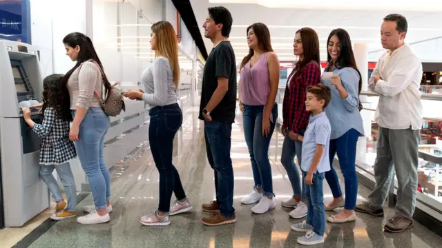 Некоторые банки используют на экранах своих банкоматов анимацию, чтобы показать: процесс идет, банк усердно трудится для клиентов