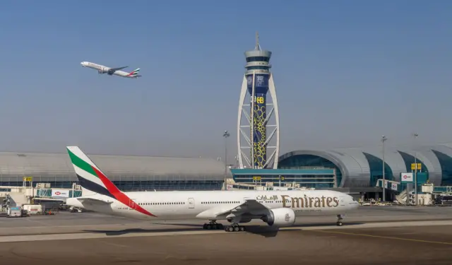 Самолет Boeing 777-300ER авиакомпании Emirates в Международном аэропорту Дубая, Дубай, Объединенные Арабские Эмираты.