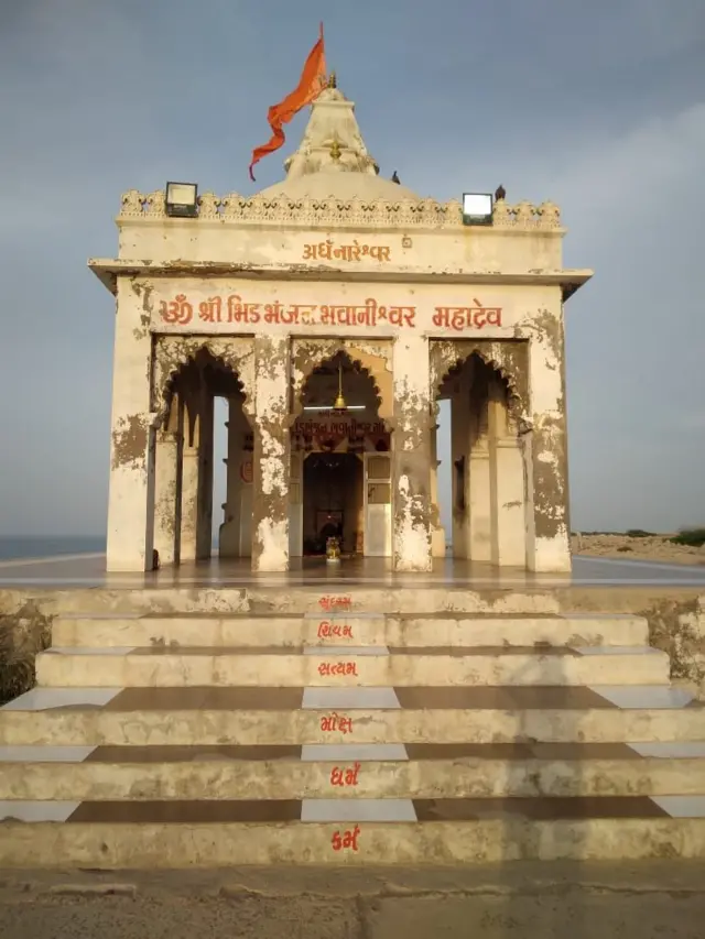 દ્વારકામાં શિવલિંગ તૂટ્યું, પોલીસે સ્કૂબા ડાઇવર્સ કામે લગાડ્યા, કોણ છે આરોપીઓ, શિવરાત્રિ, બીબીસી ગુજરાતી, બીબીસી ન્યૂઝ ગુજરાતી , શિવલિંગની ચોરી, ગુજરાત પોલીસ